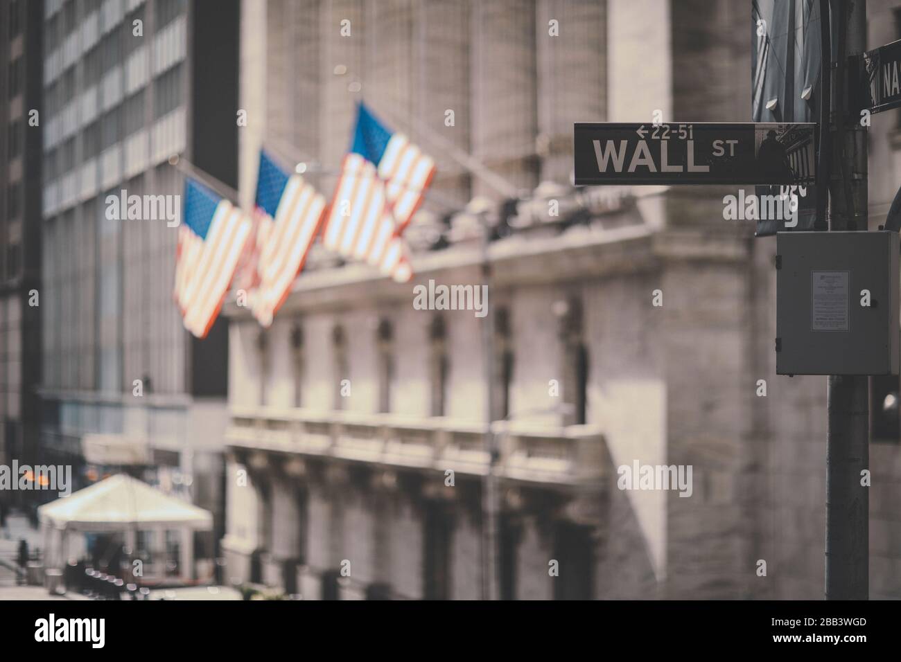 Wall Street Schild Mit Fahnen Im Hintergrund Stockfoto