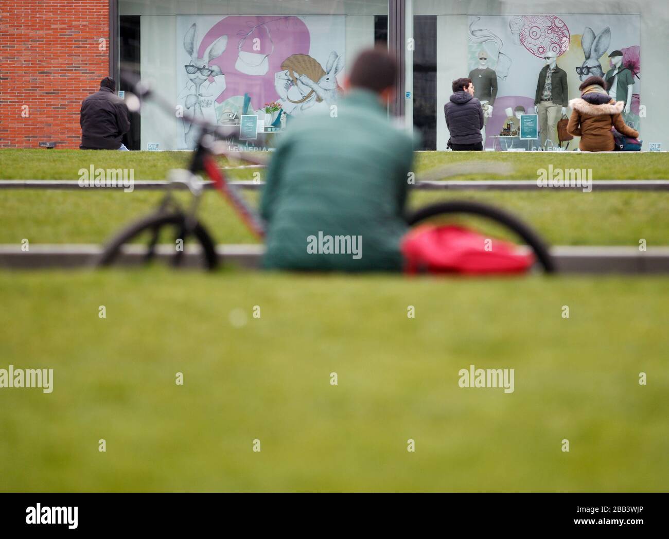Duisburg, Deutschland. März 2020. Die Menschen in der Innenstadt sitzen in großer Entfernung nebeneinander und unterhalten sich. In Nordrhein-Westfalen besteht ein Verbot für Versammlungen von mehr als zwei Personen, ohne Familien, um die weitere Ausbreitung der Coronavirus-Pandemie zu verlangsamen. Kredit: Roland Weihrauch / dpa / Alamy Live News Stockfoto