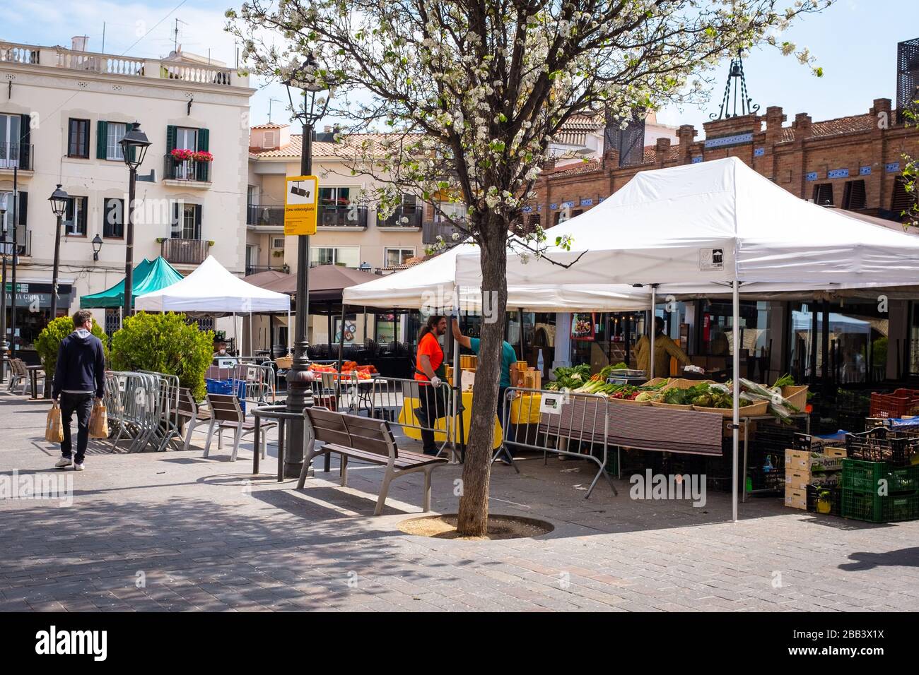 Mercat de Pagès, Sant Cugat del Valles, 28. März 2020. Open Air Obst und Gemüse zum Verkauf in Placa Sant Pere in Sant Cugat del Valles, außerhalb von Bar Stockfoto