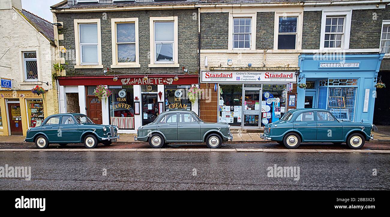 Drei Wolseley Autos aus dem 16. Jahrhundert vor den Geschäften im Dorf Moffat, Dumfries und Galloway Scotland während eines Wolseley Besitzer Club Tages 2018 Stockfoto