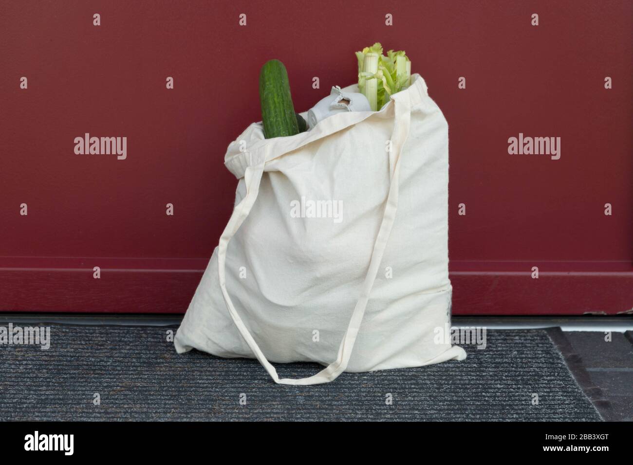 Shopping als nachbarschaftliche Hilfe für Hochrisikogruppe Stockfoto
