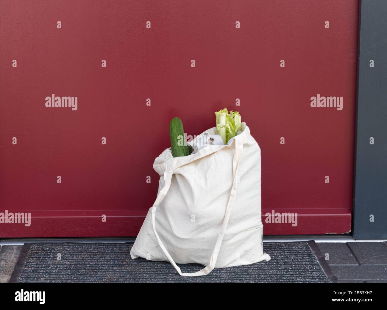 Shopping als nachbarschaftliche Hilfe für Hochrisikogruppe Stockfoto