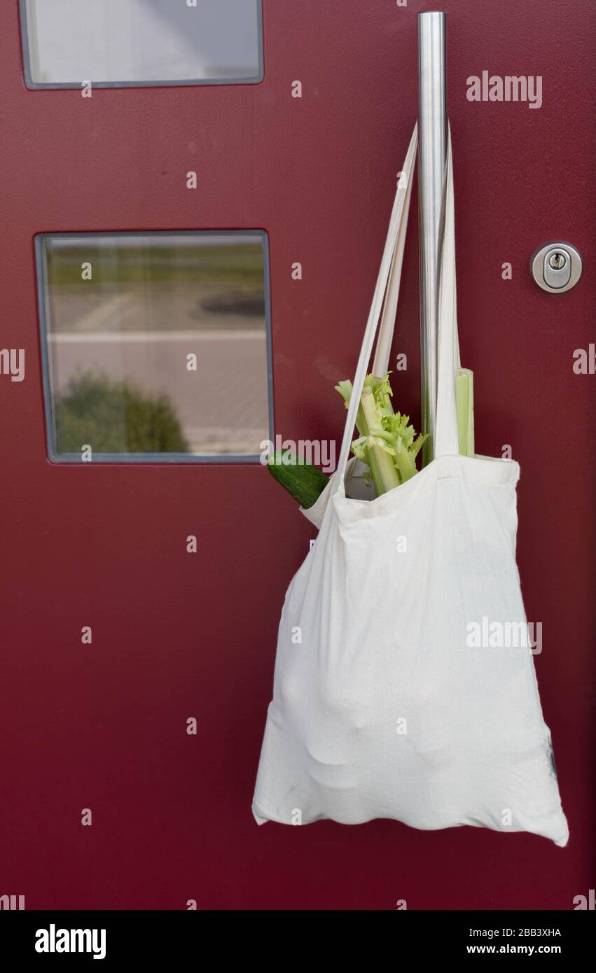 Shopping als nachbarschaftliche Hilfe für Hochrisikogruppe Stockfoto