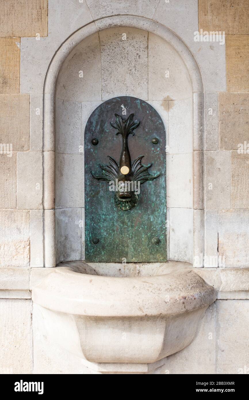 Trinkbrunnen in Form von Fisch unter dem Uhrturm im Freizeitbereich in Kensington Gardens, London Stockfoto