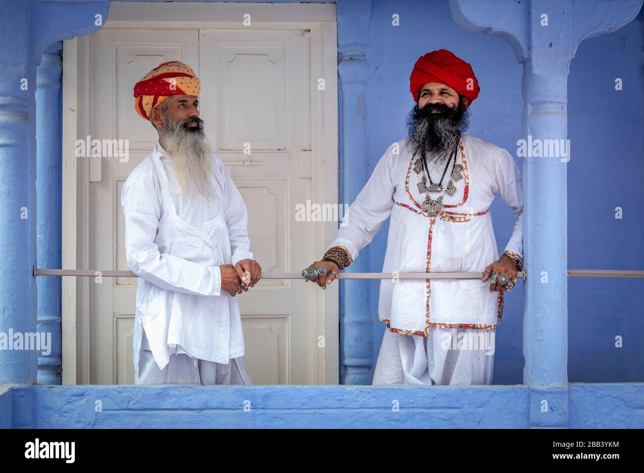 Drei Männer in traditioneller Kleidung, Jodhpur, Rajasthan, Indien Stockfoto
