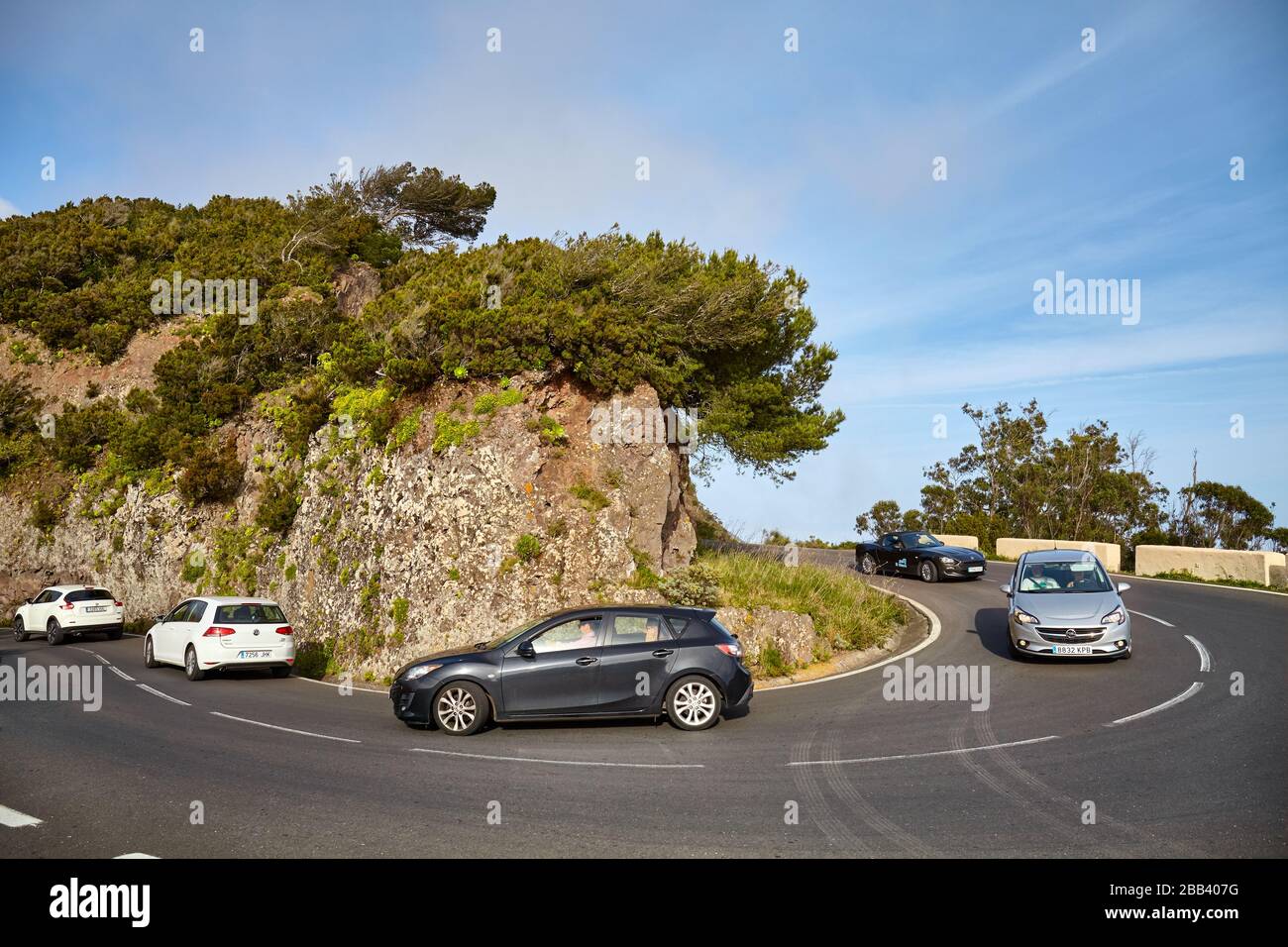 Spanien - 29. April 2019: Autos auf einem malerischen Straßenbogen in der Anaga-Bergkette, einer der beliebtesten Touristenattraktionen der Insel. Stockfoto