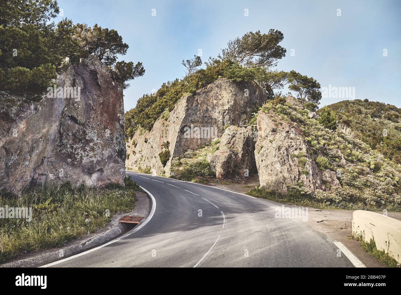 Panoramastraße in der Anaga-Bergkette, Farbtonierung angewendet, auf Tenera-Insel, Spanien. Stockfoto