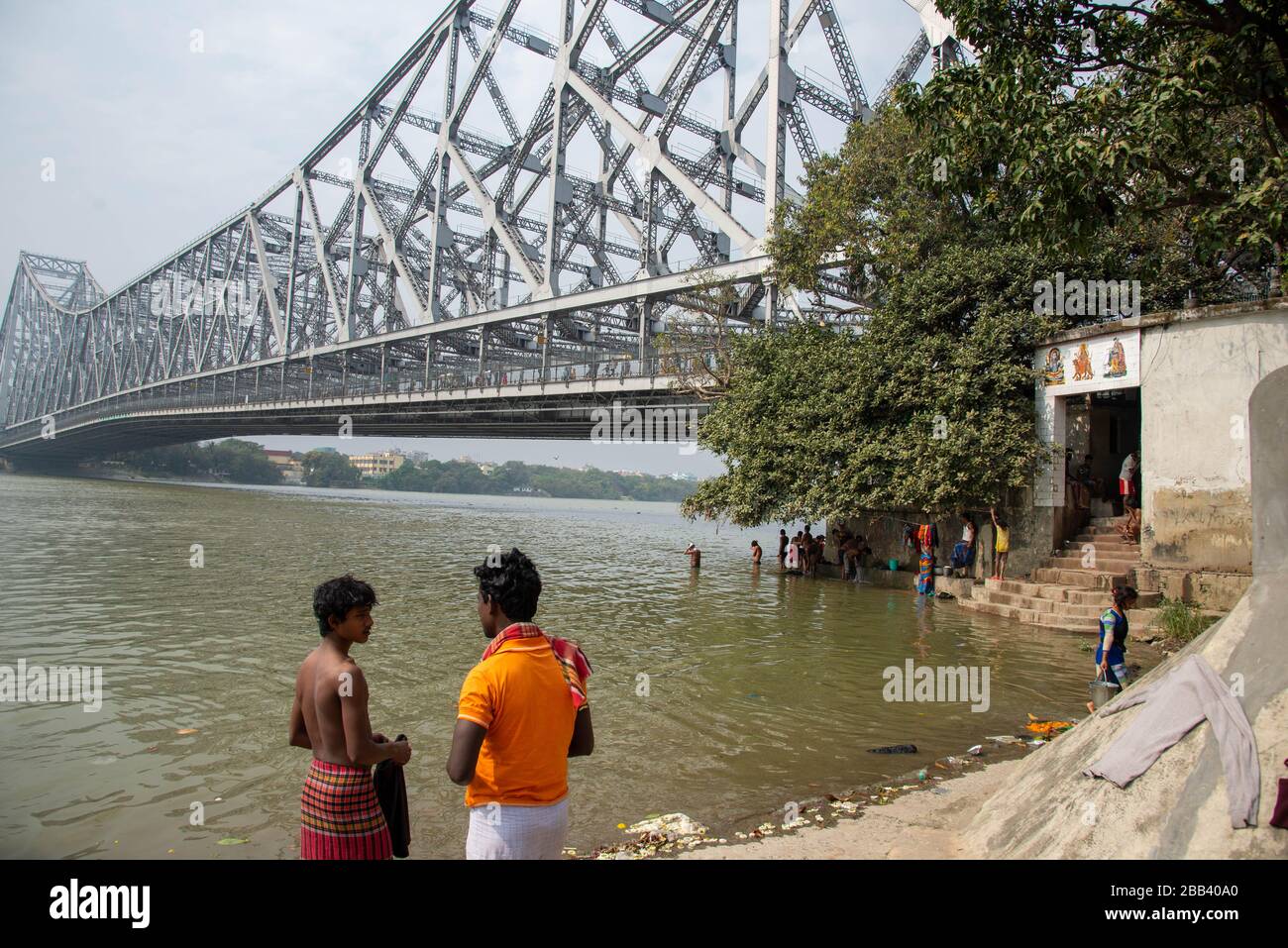 Blick auf die Howrah Brücke über Hooghly River, Kalkutta, Indien Stockfoto
