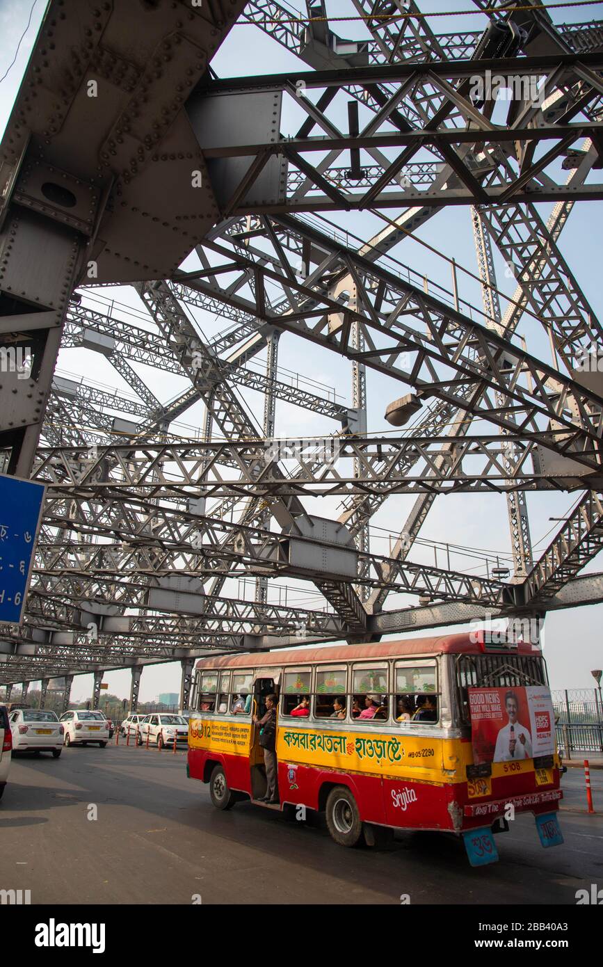 Blick auf die Howrah Brücke über Hooghly River, Kalkutta, Indien Stockfoto