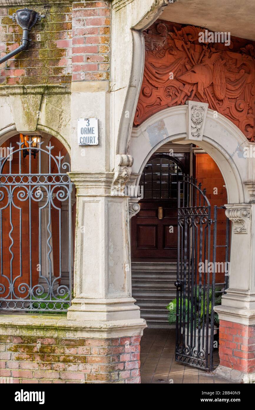 Orme Court, Bayswater, London; ein großer Herrenhausblock, in dem die Büros von Eric Sykes, Spike Milligan, und wo Hancock's Half Hour geschrieben wurde, untergebracht waren Stockfoto