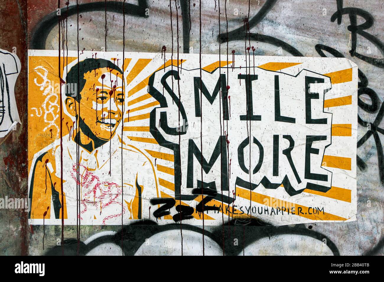 Lächeln Sie mehr, Aufkleber an einer Wand in Manhattan, New York City, Vereinigte Staaten von Amerika Stockfoto