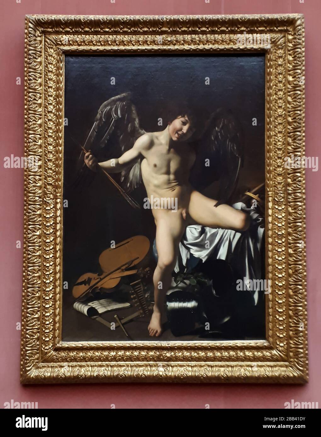 Amor Vincit Omnia 1602 von Caravaggio in der Nationalgalerie oder Gemaldegalerie in Berlin Deutschland. Cupid wird als Ärger gezeigt, der den falschen Hersteller verursacht Stockfoto