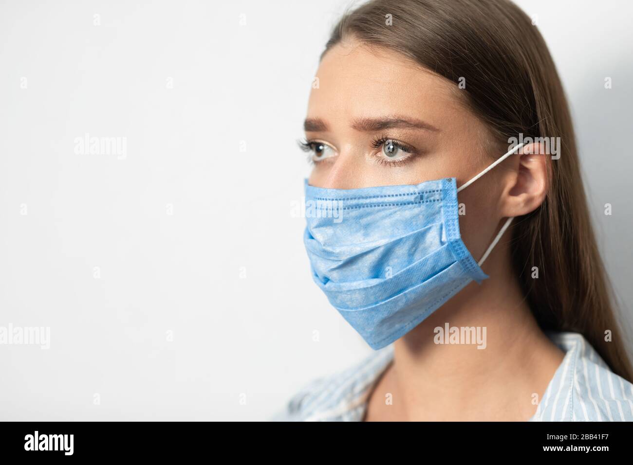 Mädchen, Die Medizinische Maske Während Des Epidemieausbruchs Auf Weißem Hintergrund Tragen Stockfoto