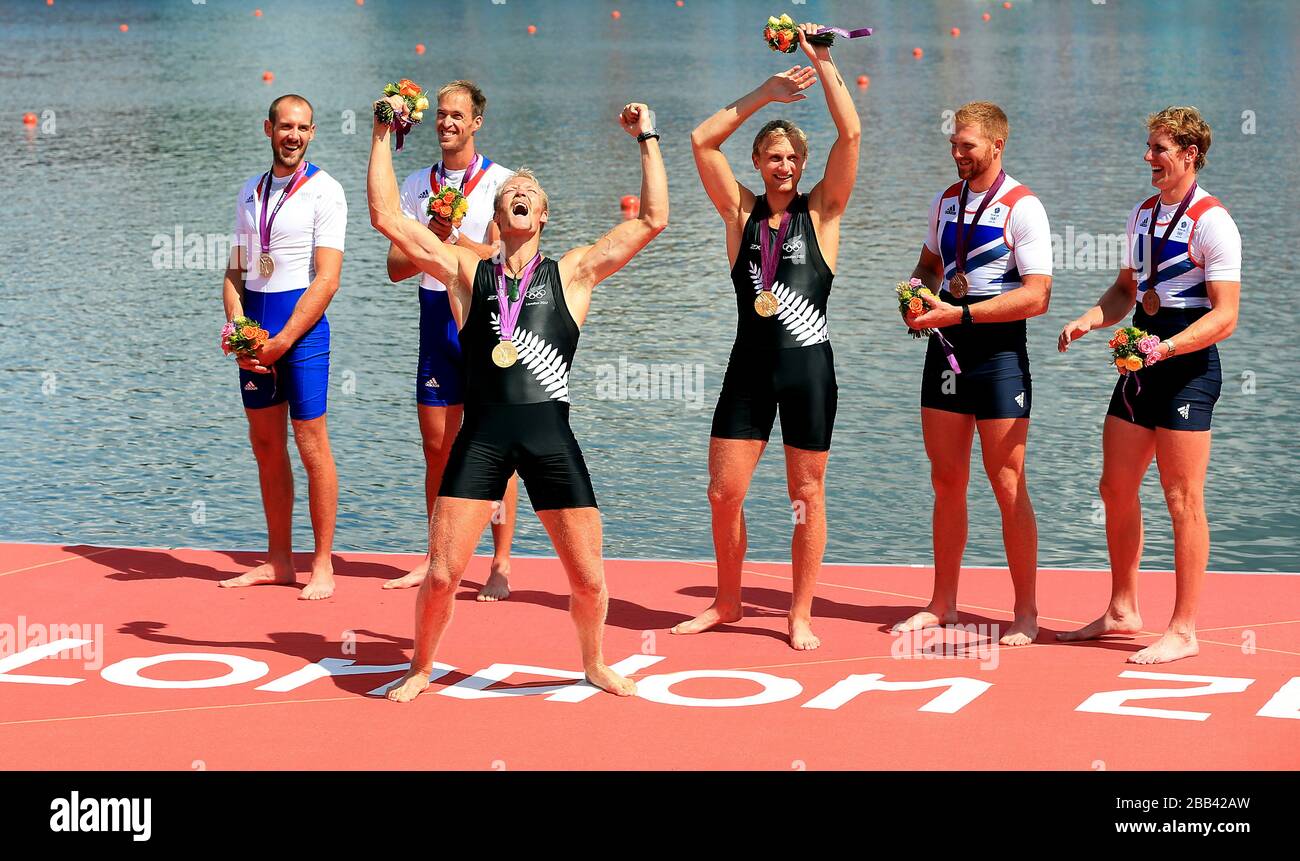 Die neuseeländischen Hamish Bond und Eric Murray (Mitte links) feiern am siebten Tag der Olympischen Spiele 2012 in London Gold im Finale des Männerpaares im Eton Dorney Rowing Lake, Windsor. Stockfoto