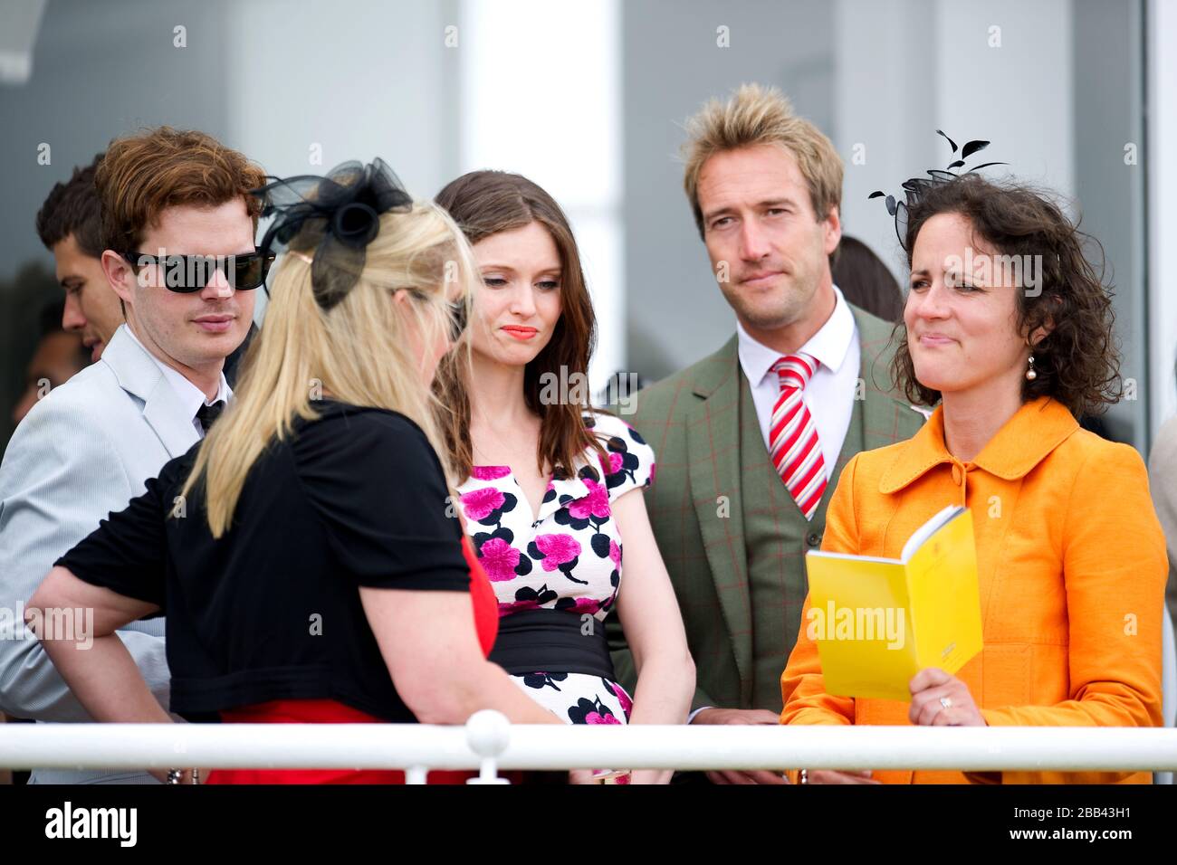 Sophie Ellis Bextor (c) mit Ehemann Richard Jones (l) und Ben Fogle am Ladies Day auf der Goodwood Racecourse Stockfoto