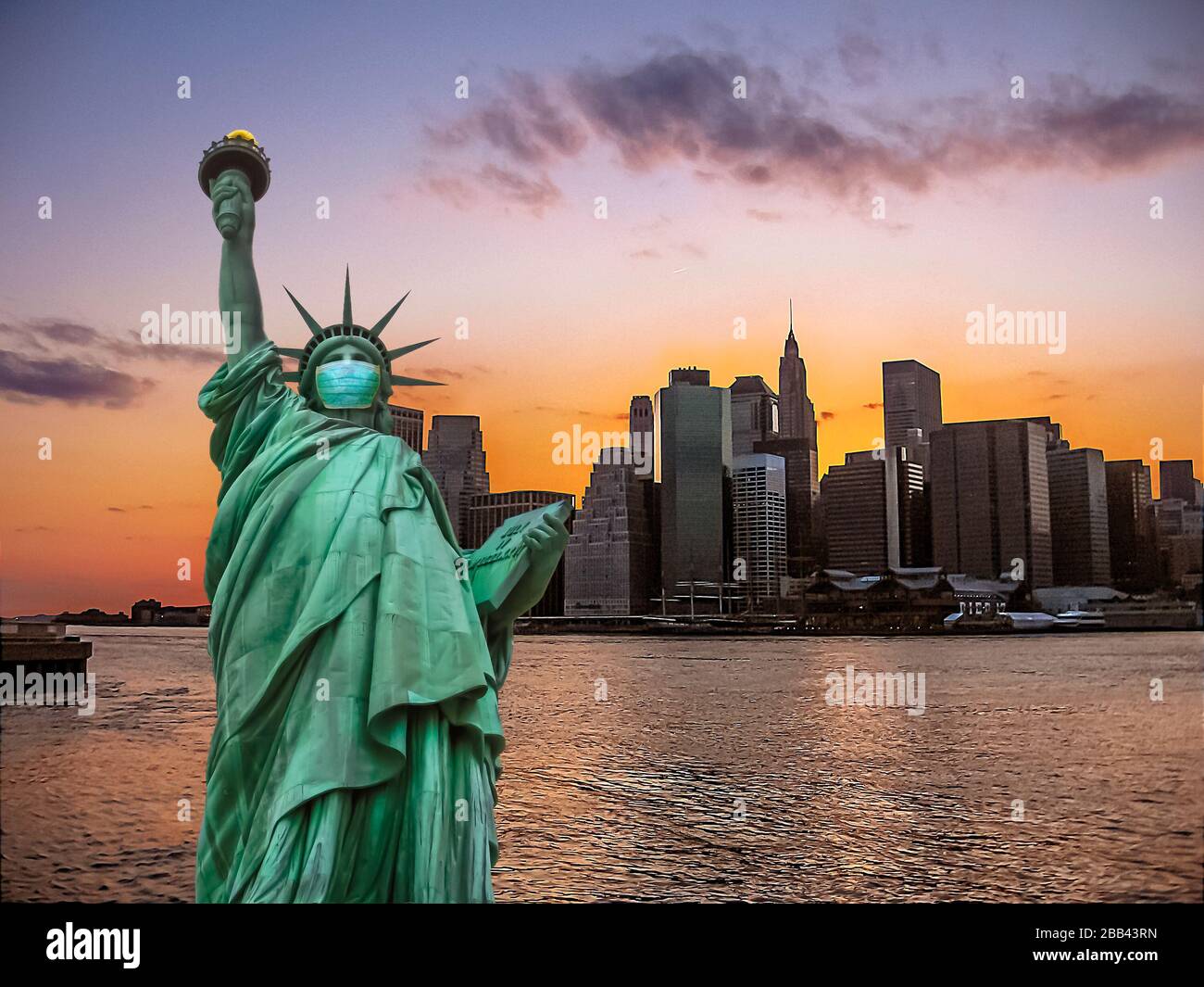 New York City gesperrt für Coronavirus. Freiheitsstatue mit Gesichtsmaske und Skyline der Wolkenkratzer von Manhattan bei Sonnenuntergang. US-amerikanische Bündnis-19-Pandemie. Stockfoto