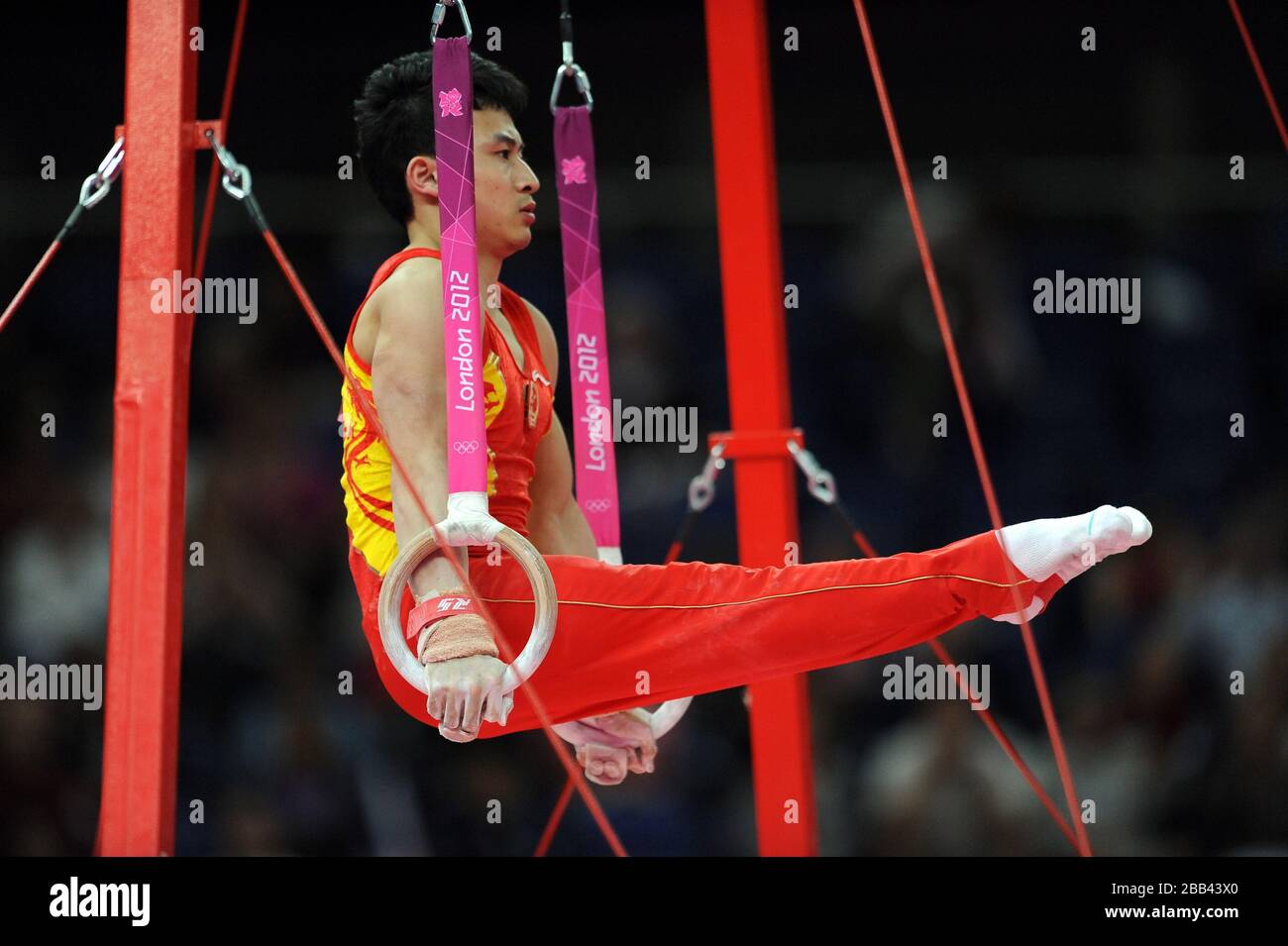 Chinas Zhe Feng tritt während der Qualifikation des Kunstturnierteams in der North Greenwich Arena in London an den Ringen an. Stockfoto