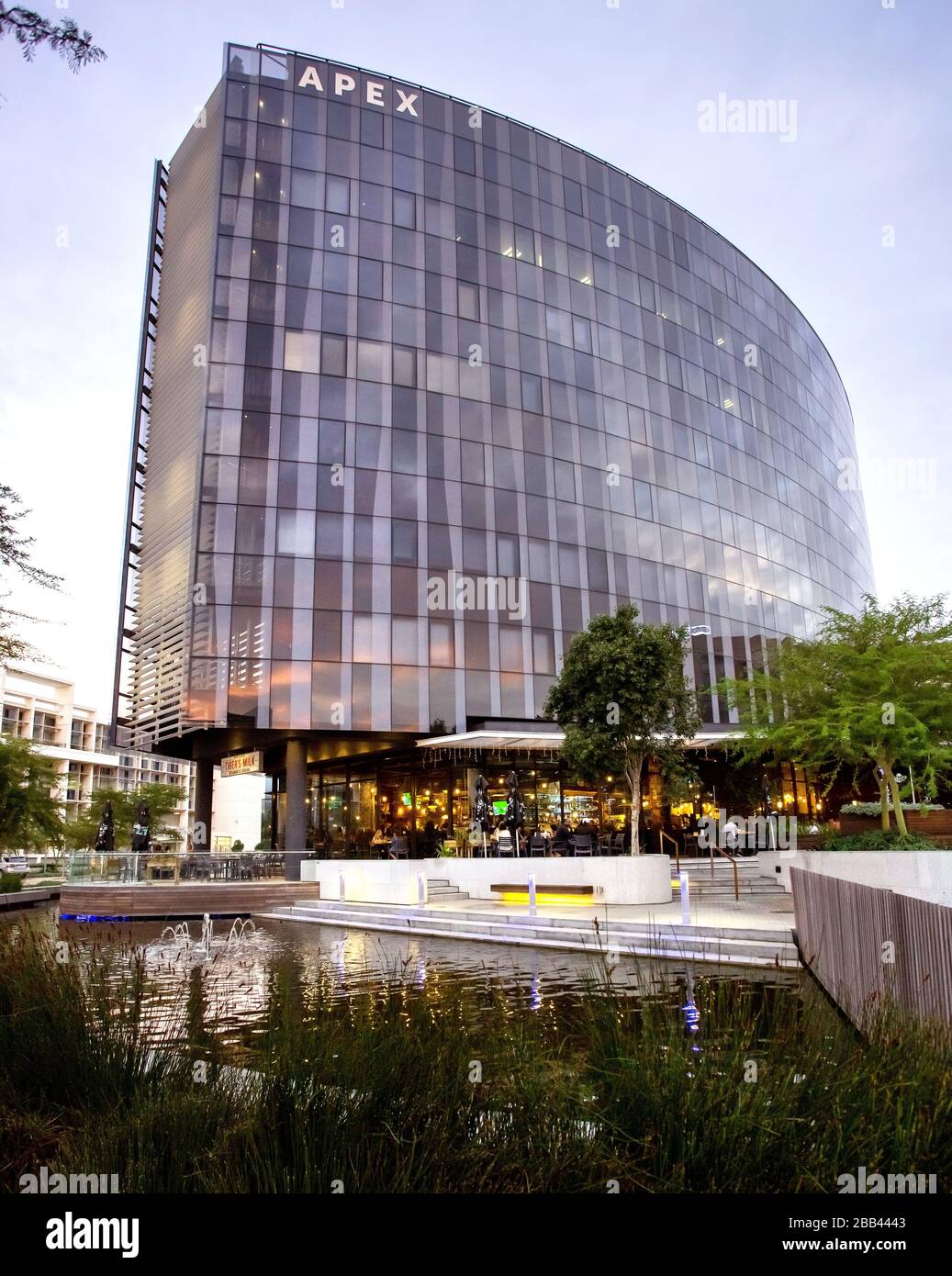 Kapstadt, Südafrika, 12. April 2019: moderne Büro- und Konferenz Gebäude mit Glasfassade. Stockfoto