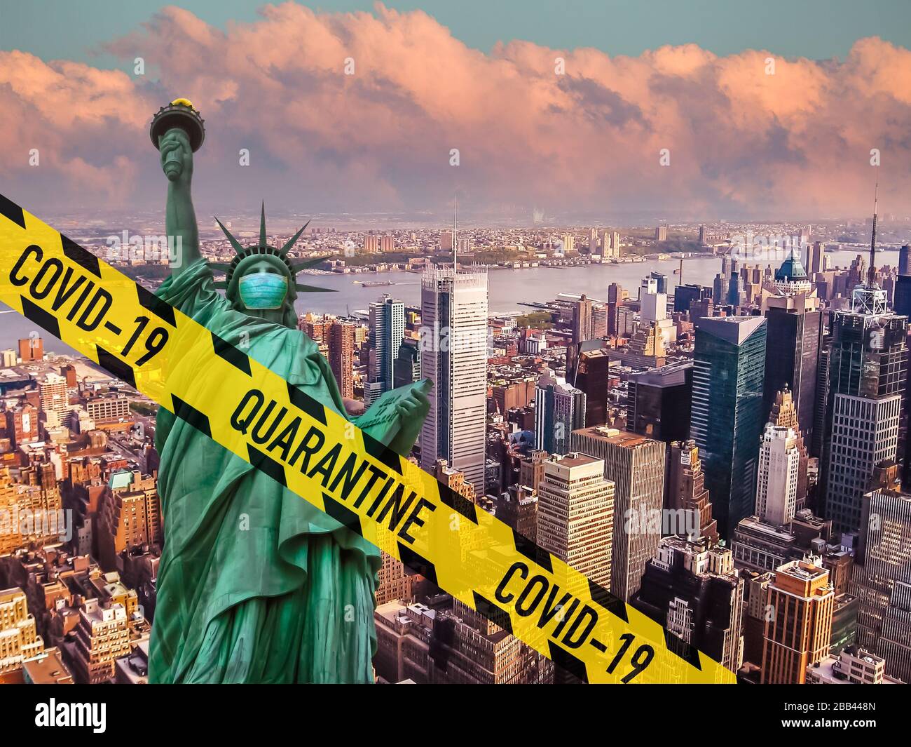 New York City im Sperrwerk für Coronavirus. Gelbe Quarantänezone über Freiheitsstatue mit Gesichtsmaske und Manhattan-Wolkenkratzern Luftbild Stockfoto