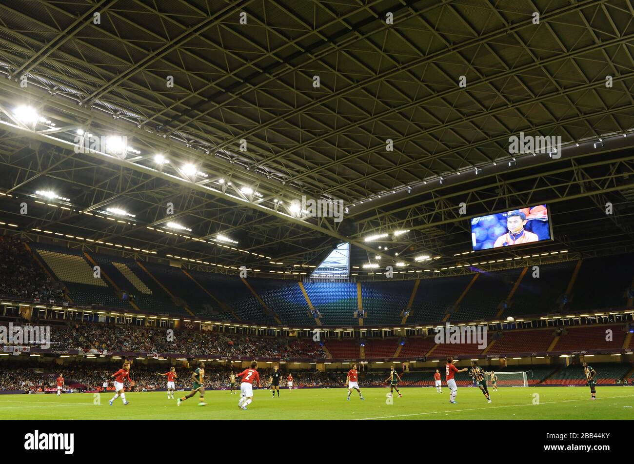 Allgemeine Sicht auf das Spiel zwischen Japan und Südafrika in der Gruppe F im Millennium Stadium in Cardiff, was die Geschichte zum ersten olympischen Fußballspiel macht, das am vierten Tag der Olympischen Spiele 2012 in London unter einem geschlossenen Dach ausgetragen wurde. Stockfoto