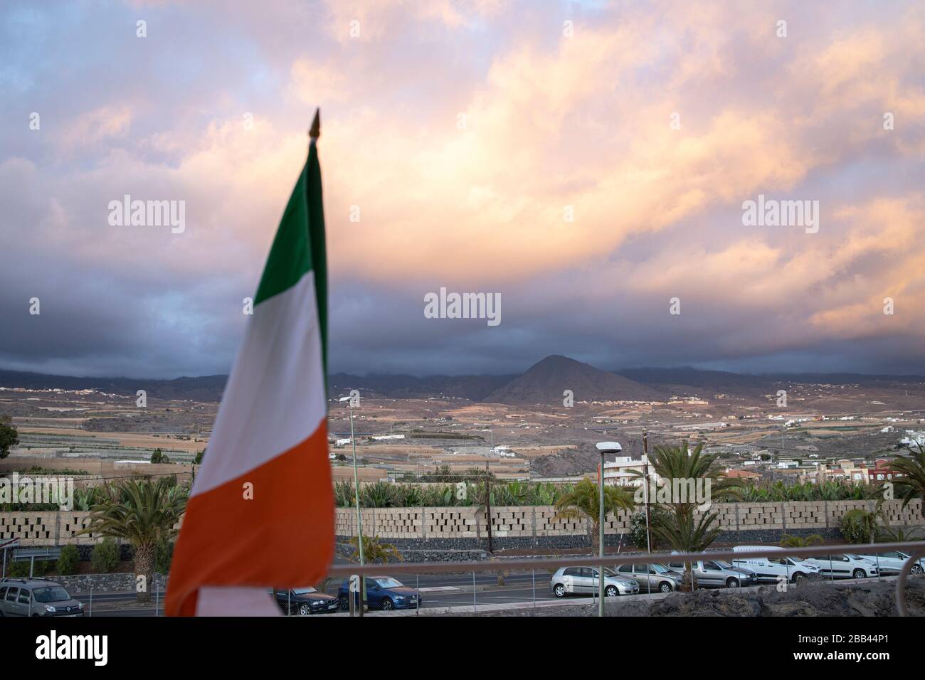 Irische Flagge, die für den St. Patricks Day fliegt. Playa San Juan, Tenera, Kanarische Inseln, Spanien. Stockfoto