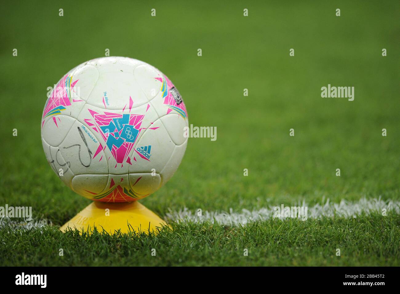 Allgemeine Ansicht eines offiziellen Adidas Olympic Football auf einem Kicking-T-Shirt Stockfoto