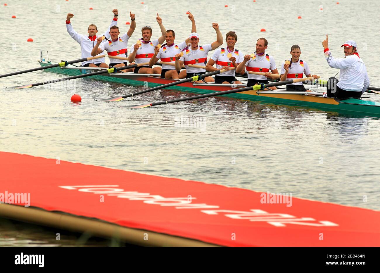 Deutschlands Herren acht feiern den Goldgewinn nach dem Achtelfinale der Männer im Eton Dorney Lake am fünften Tag der Olympischen Spiele 2012 in London. Stockfoto