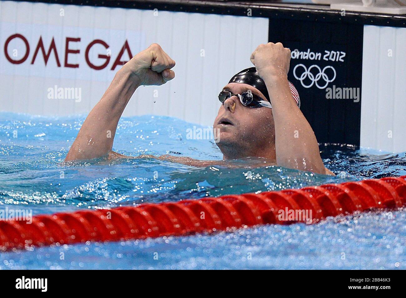 Tyler Clary aus den USA feiert den Sieg im 200-m-Backtake-Halbfinale der Männer - Swim-Off 2 Stockfoto