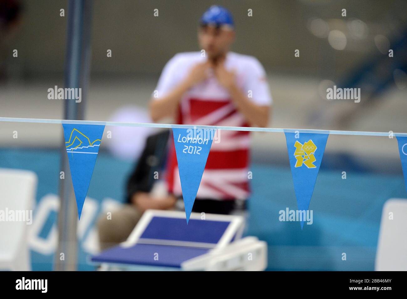 Der britische James Goddard bereitet sich auf die 200 m langen Einzel-Medley-Halbfinalspiele für Männer vor, die über London 2012 hinaus über die Flagge des olympischen Pools hinaus Swim-Off 1 sind Stockfoto