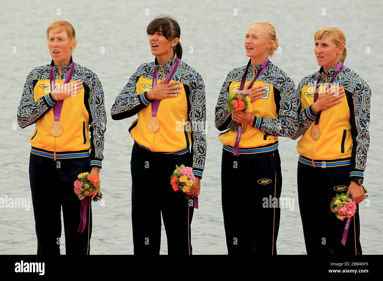 Die vierfache Mannschaft der Frauen in der Ukraine aus Yana Dementieva, Anastasia Kozhenkova, Natalia Dovgodko und Kateryna Tarasenko feiert im Finale während der Olympischen Spiele 2012 in London am Eton Dorney Lake in London Gold Stockfoto