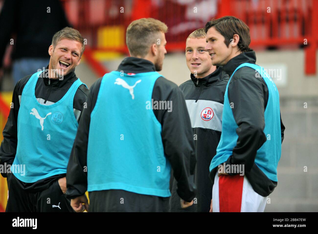 Dannie Bulman, Billy Clarke, Nicky Adams und Josh Simpson (von links nach rechts) von Crawley Town teilen sich zur Halbzeit einen Witz Stockfoto