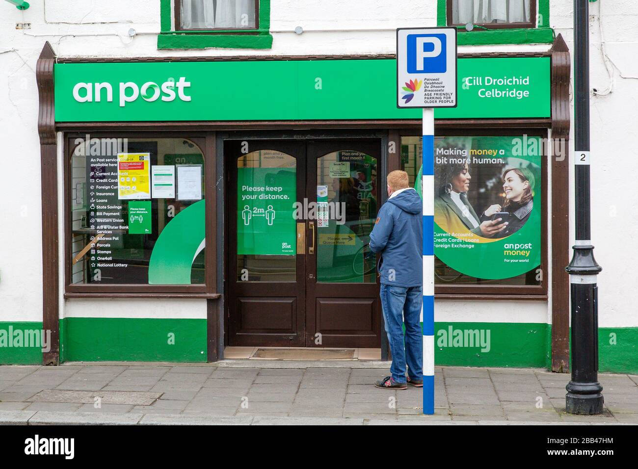 Celbridge, Kildare, Irland. Mai 2020. Covid-19 - Coronovirius-Pandemie-Sperrstelle in Irland - einsame Straßen von Celbridge, leere Baustellen und Menschen, die soziale Distanzierungsbeschränkungen beim Einkaufen und Trainieren praktizieren. Credit: Michael Grubka/Alamy Live News Stockfoto