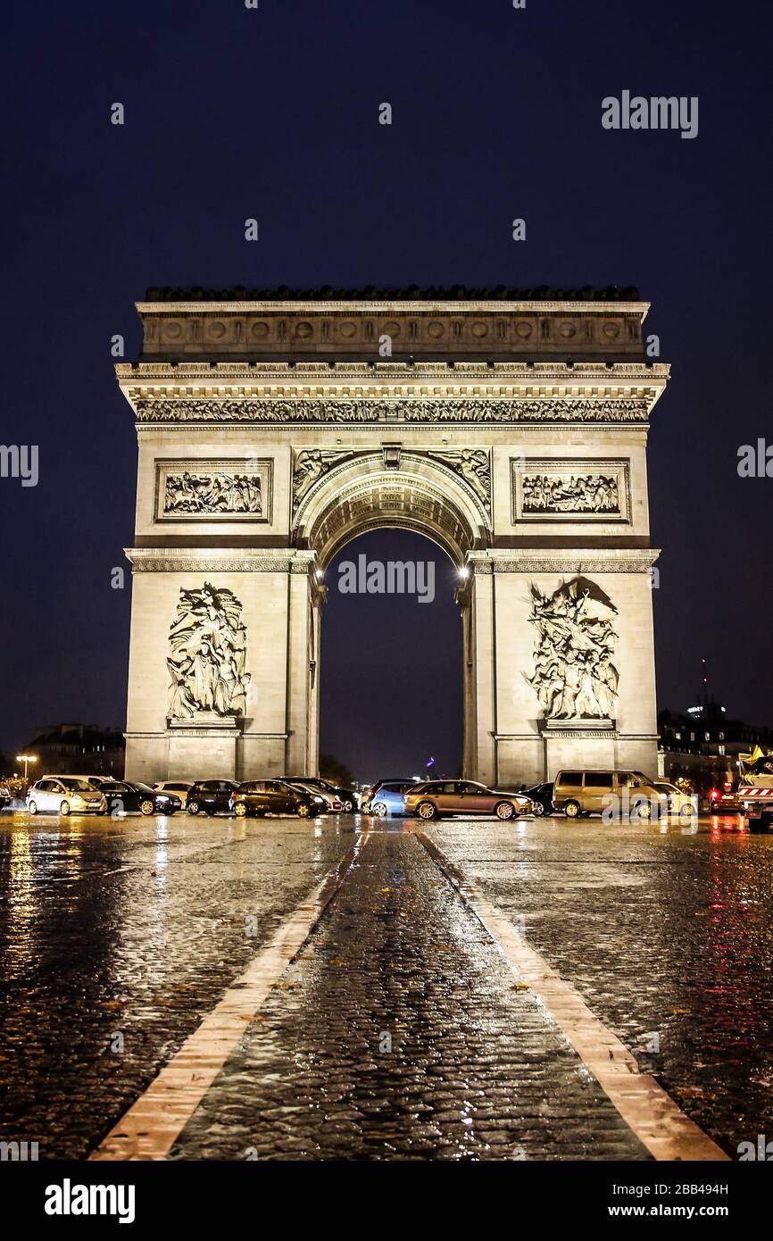 Arc de Triomphe bei Nacht, Paris Stockfoto