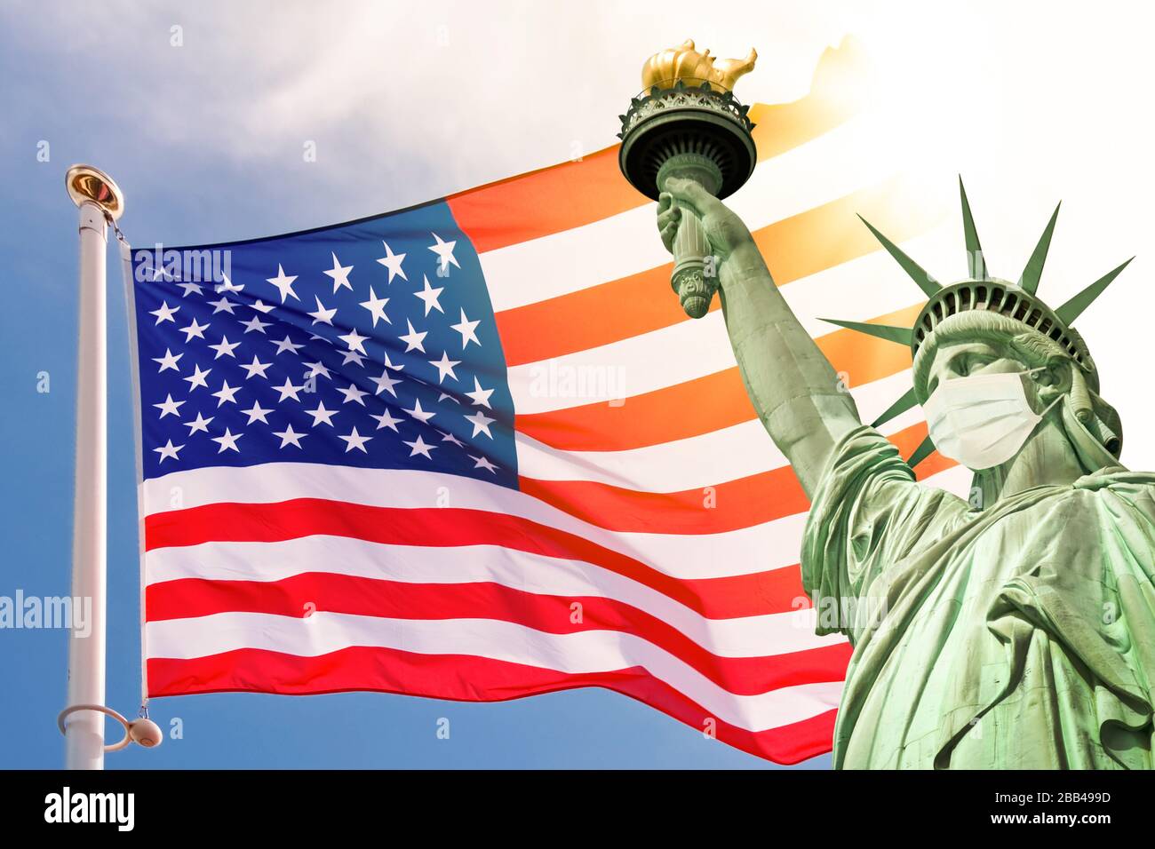Freiheitsstatue, die eine chirurgische Maske trägt, Hintergrund der US-amerikanischen Flagge. Neues Coronavirus, Kovid-19 in New York und USA epidemisches Krisenkonzept Stockfoto