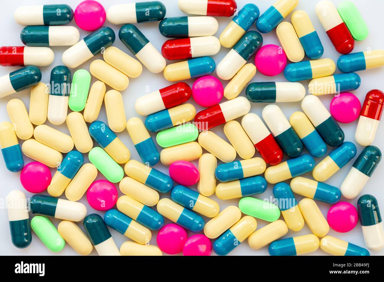Hintergrund farbenfroher Pillen, Gesundheit und Medikamente, Coronavirus, Kovid-19-Behandlungskonzept Stockfoto