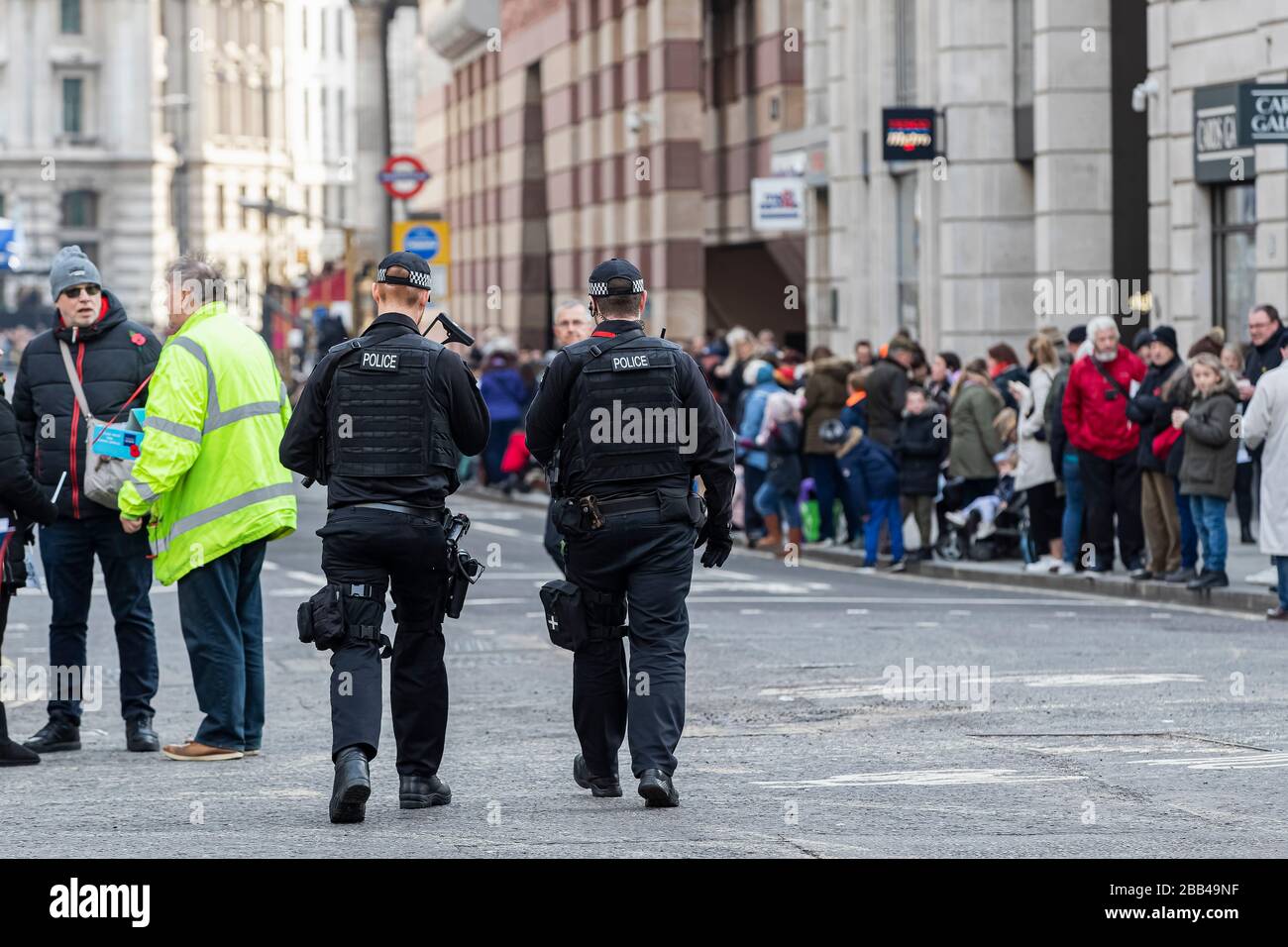 Polizei und Sicherheitskräfte kontrollieren die Menschenmassen auf der Lord Mayor of London Parade Stockfoto