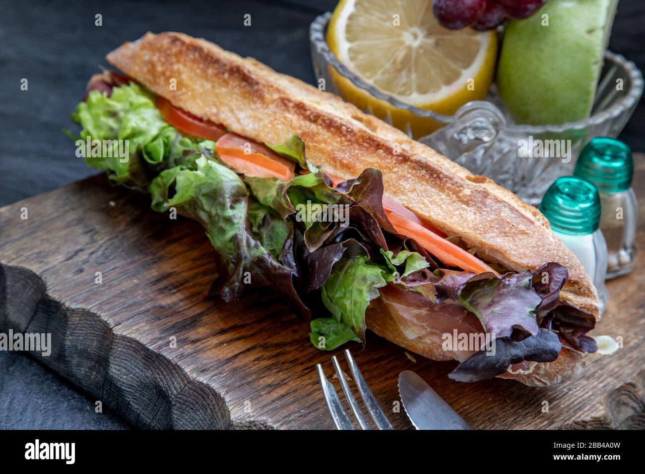 Ein köstliches Sesambrot Aus Geräuchertem Lachs auf einem Holzteller. Es ist perfekt mit Salaten und aromatisem Käse verzehrt. Gesundes Frühstück. Stockfoto