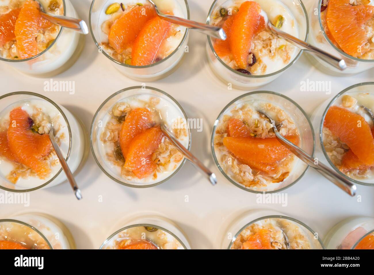 Ein gesundes Frühstück Parfait mit Orangen Müsli und griechischem Joghurt. Stockfoto