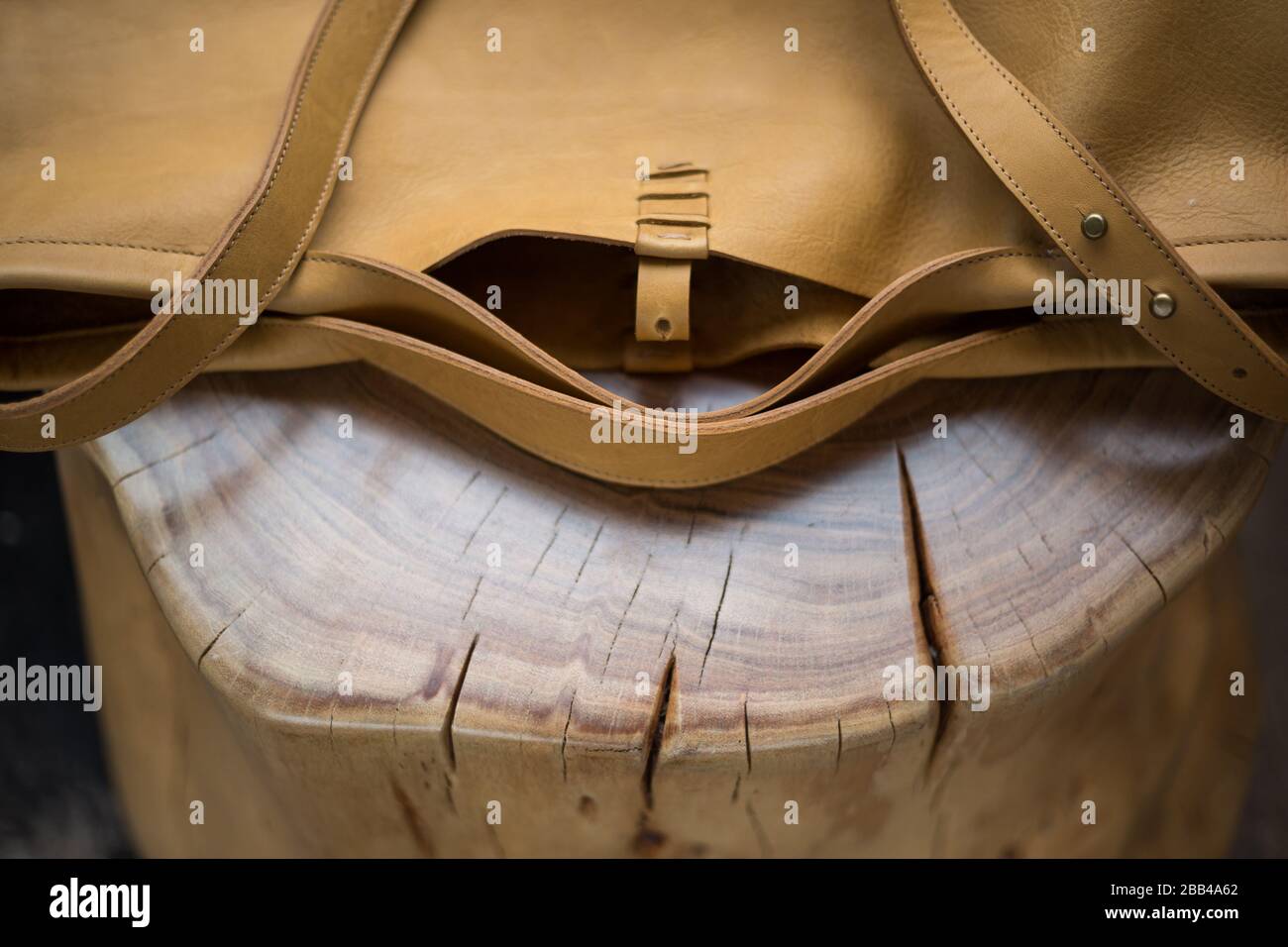 Handgefertigte Ledertaschen. Stockfoto