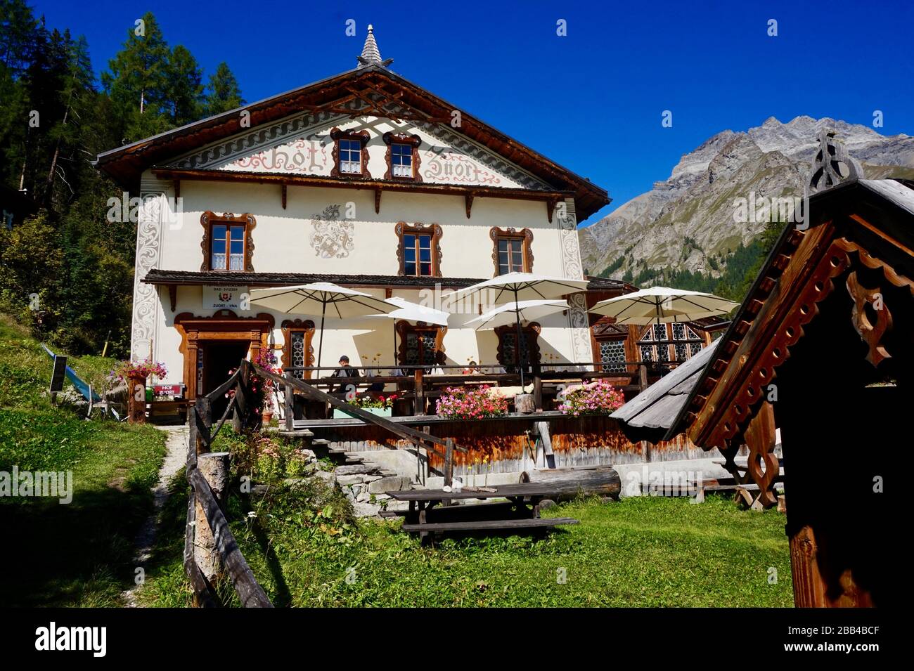 Wanderung zum malerischen Hof Zuort im Engadin, Schweiz Stockfoto