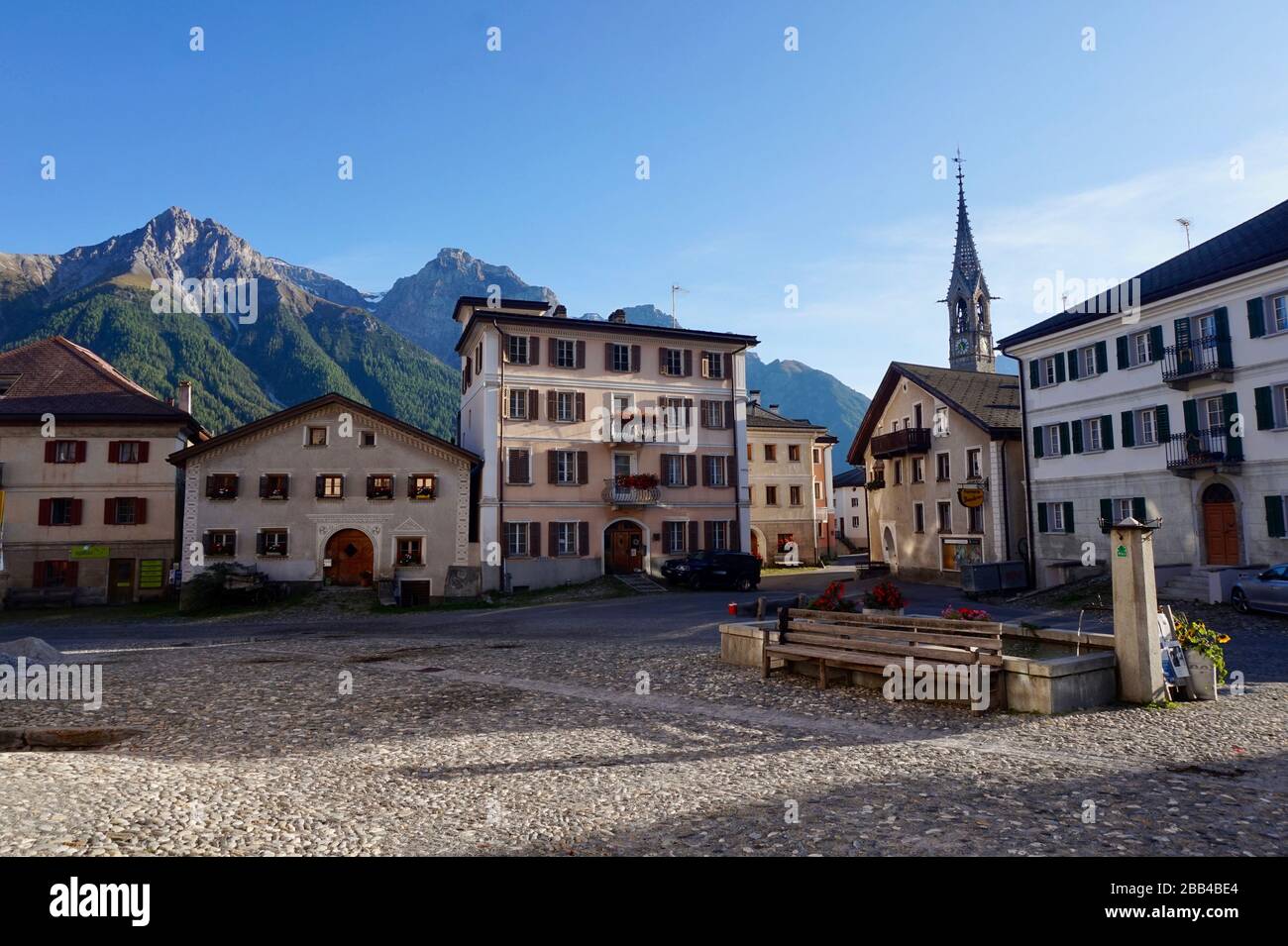 Gemeindeplatz im Dorf Sent, Engadin, Schweiz Stockfoto