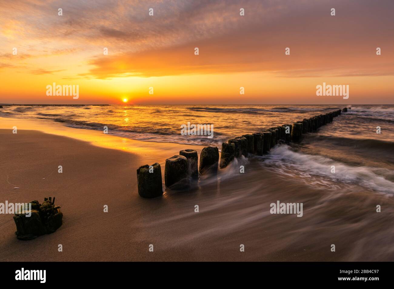Schöner, farbenfroher Sonnenuntergang über der Ostsee Stockfoto