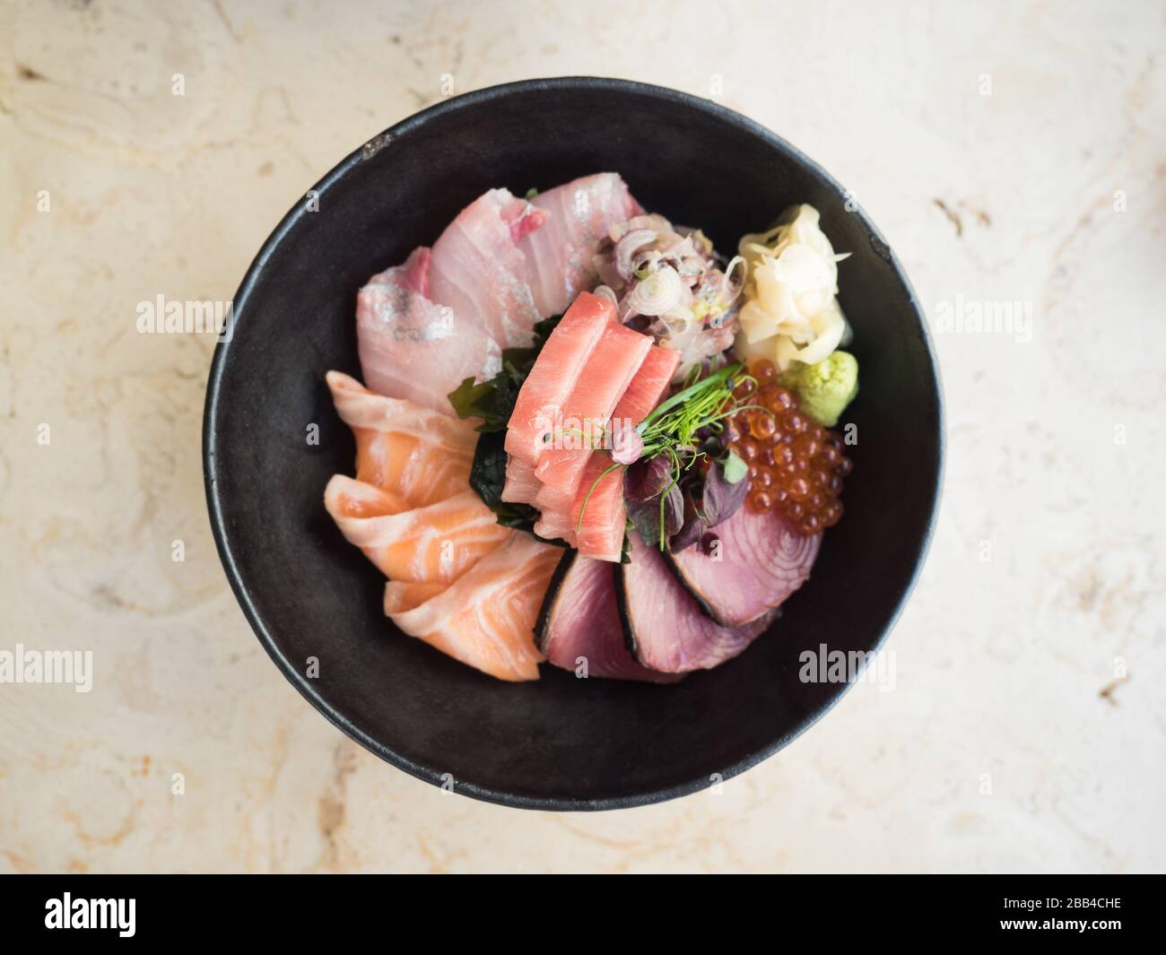 Gänsendon - typische japanische Rohfischmahlzeit in einer Schüssel Stockfoto