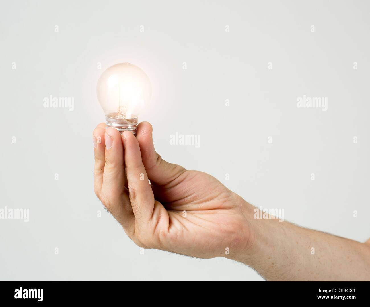 Junge coole bärtige Mann Idee Konzept, fröhliche Studenten kommen mit einer oder-Lösung, isoliert auf weiß Stockfoto