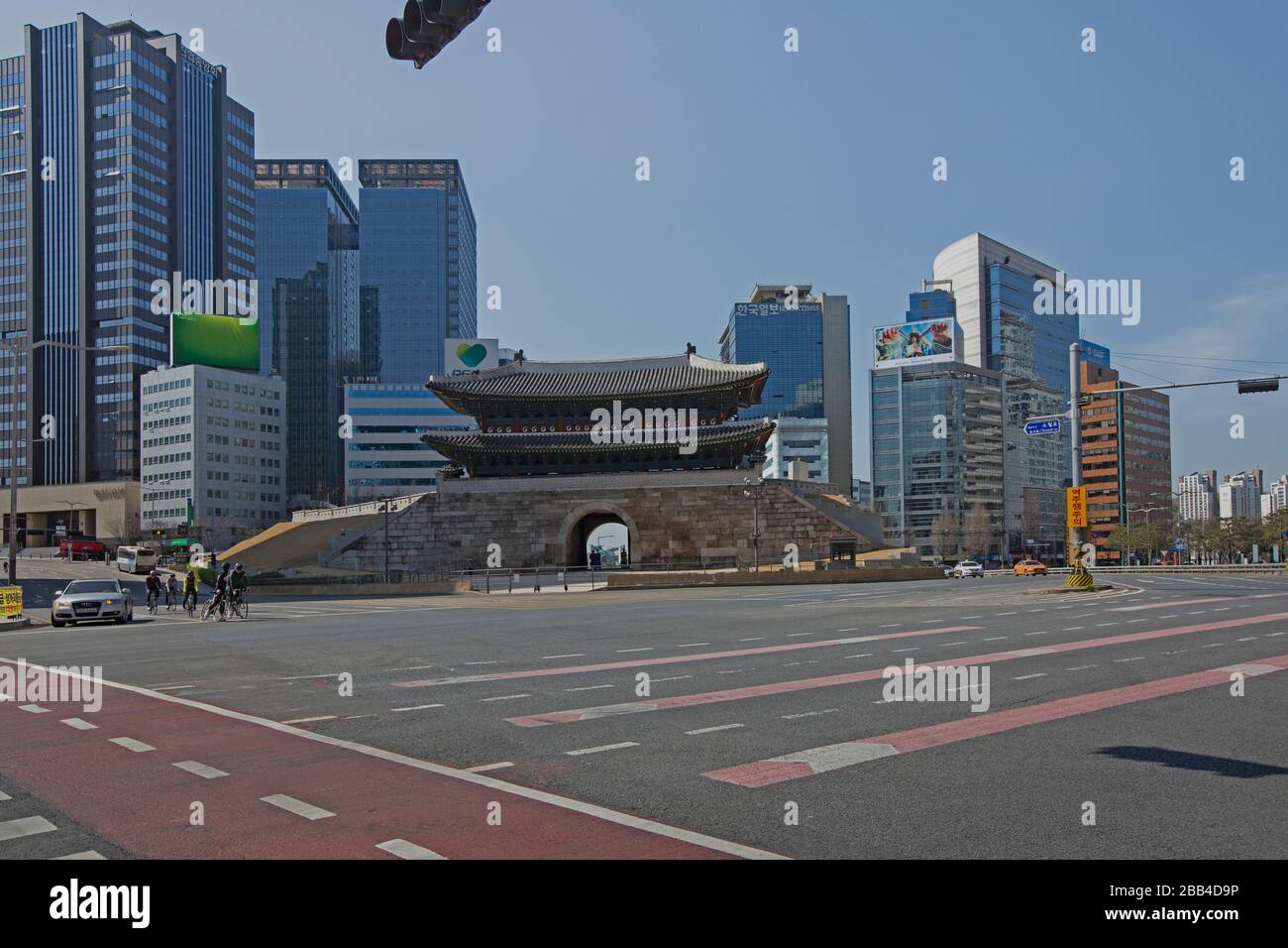 Seoul, Korea-29. März 2020: Es ist eine ruhige Straße rund um das Sungnyemun Tor nach der Sozialdistanzierungsberatung wegen der Corona-Viruspandemie Stockfoto