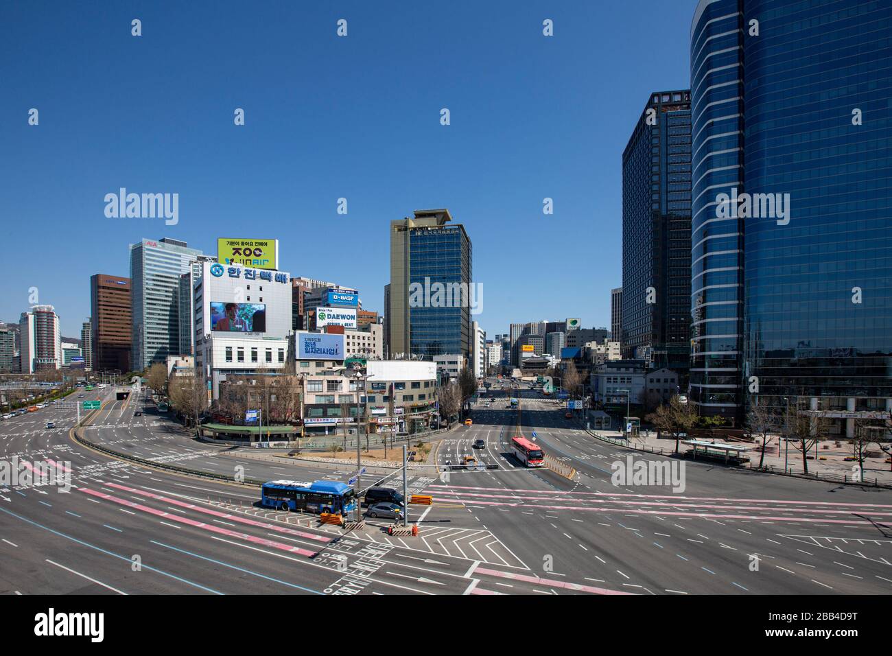 Seoul, Korea-29. März 2020: Es ist eine ruhige Straße rund um die Station Seoul, laut der Sozialberatungsstelle aufgrund der Corona-Viruspandemie Stockfoto