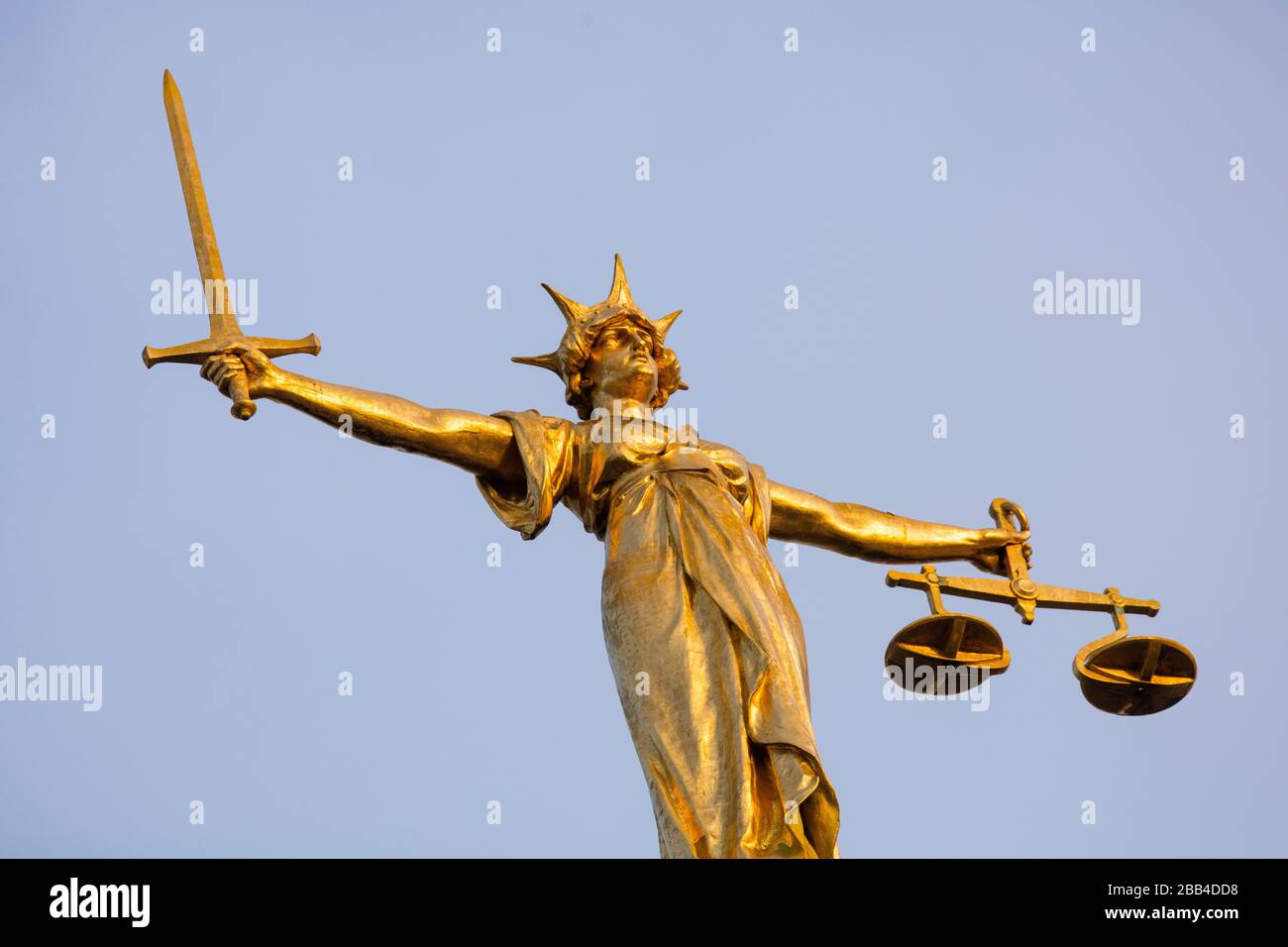 Lady Gerechtigkeit Statue auf der Oberseite des Old Bailey, zentralen Strafgerichtshof in London, England. Stockfoto