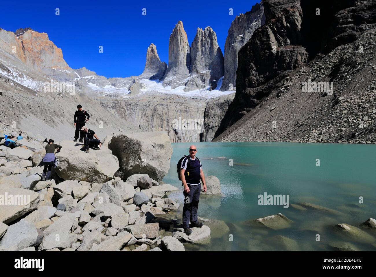 Wanderer in den drei Türmen, im Nationalpark Torres de Paine, in der Region Magallanes, in Patagonien, in Chile, in Südamerika Stockfoto