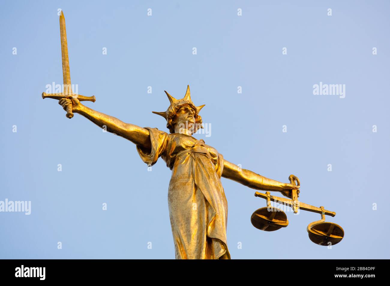 Lady Gerechtigkeit Statue auf der Oberseite des Old Bailey, zentralen Strafgerichtshof in London, England. Stockfoto