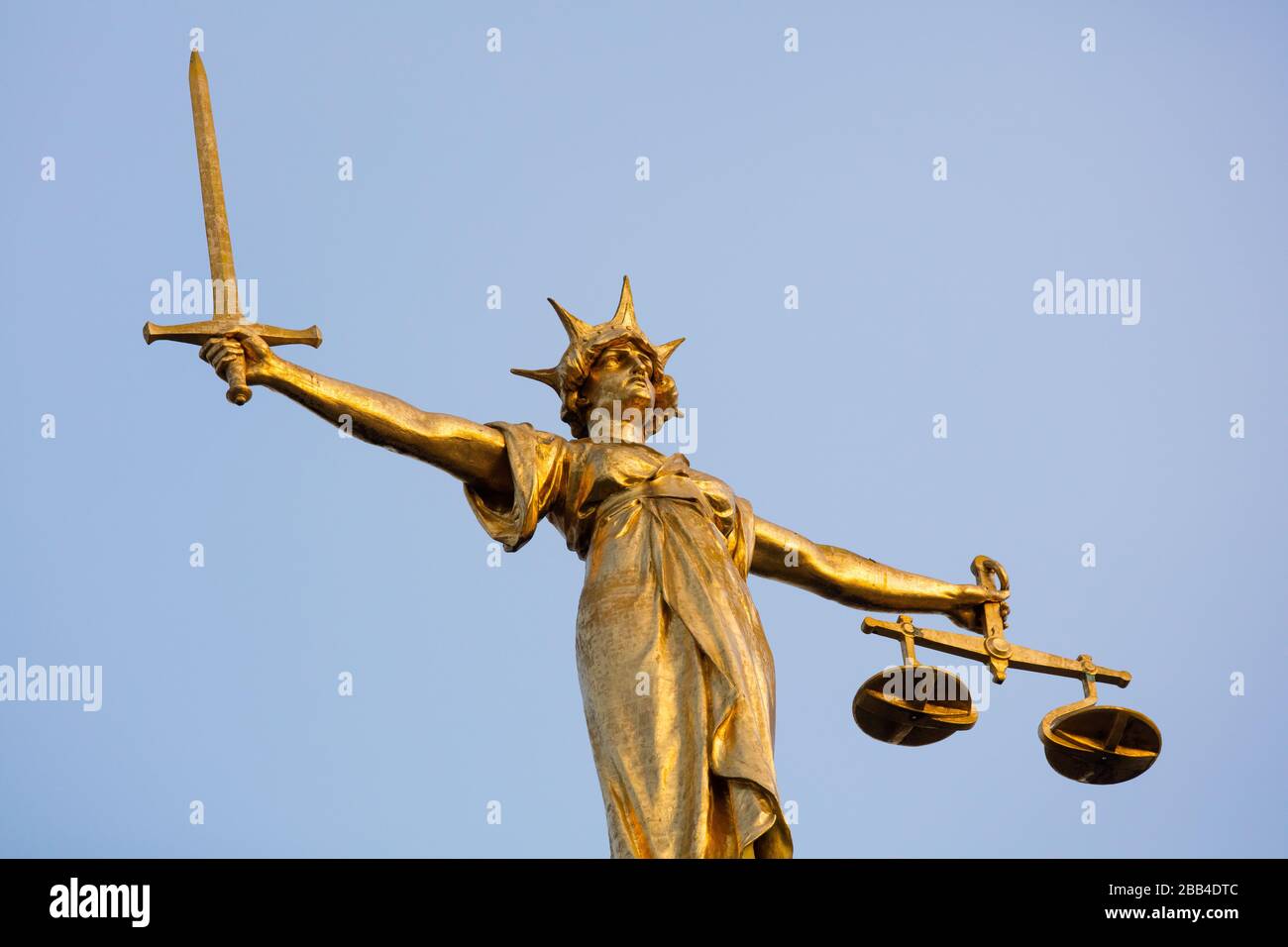 Lady Gerechtigkeit Statue auf der Oberseite des Old Bailey, zentralen Strafgerichtshof in London, England. Stockfoto